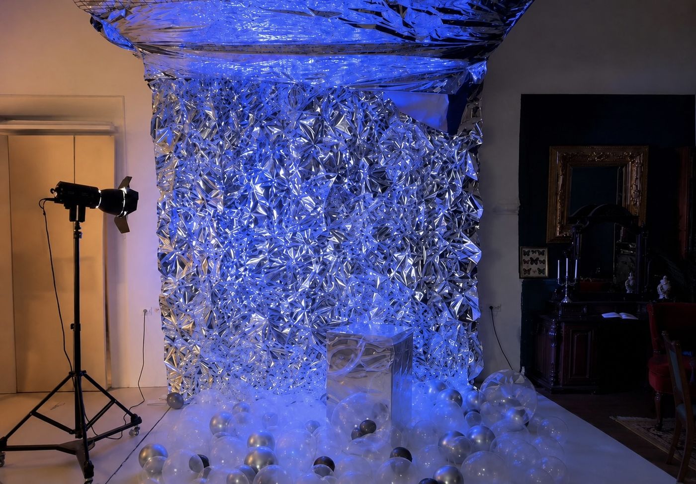 Silver Room — срібна стіна з синім підсвічуванням