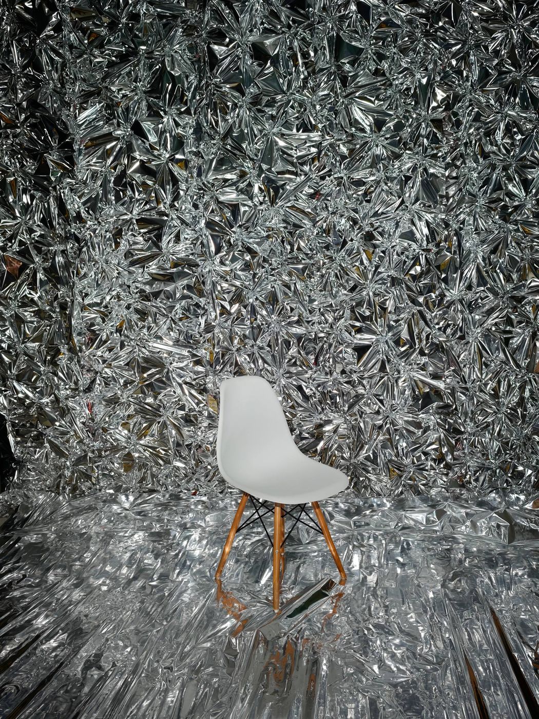 Silver Room — біле крісло на срібному тлі