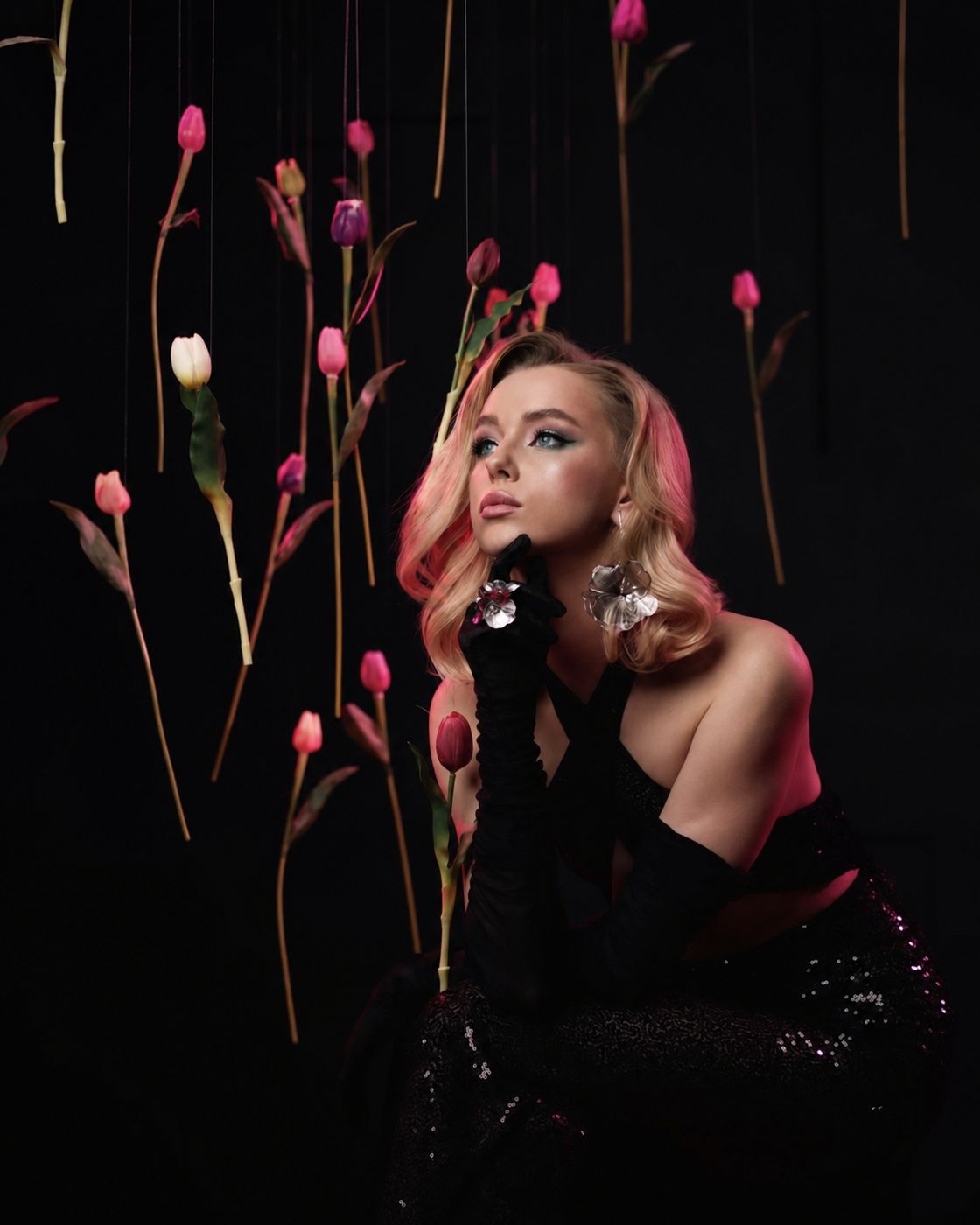 Beauty — дівчина з рожевим волоссям та тюльпанами