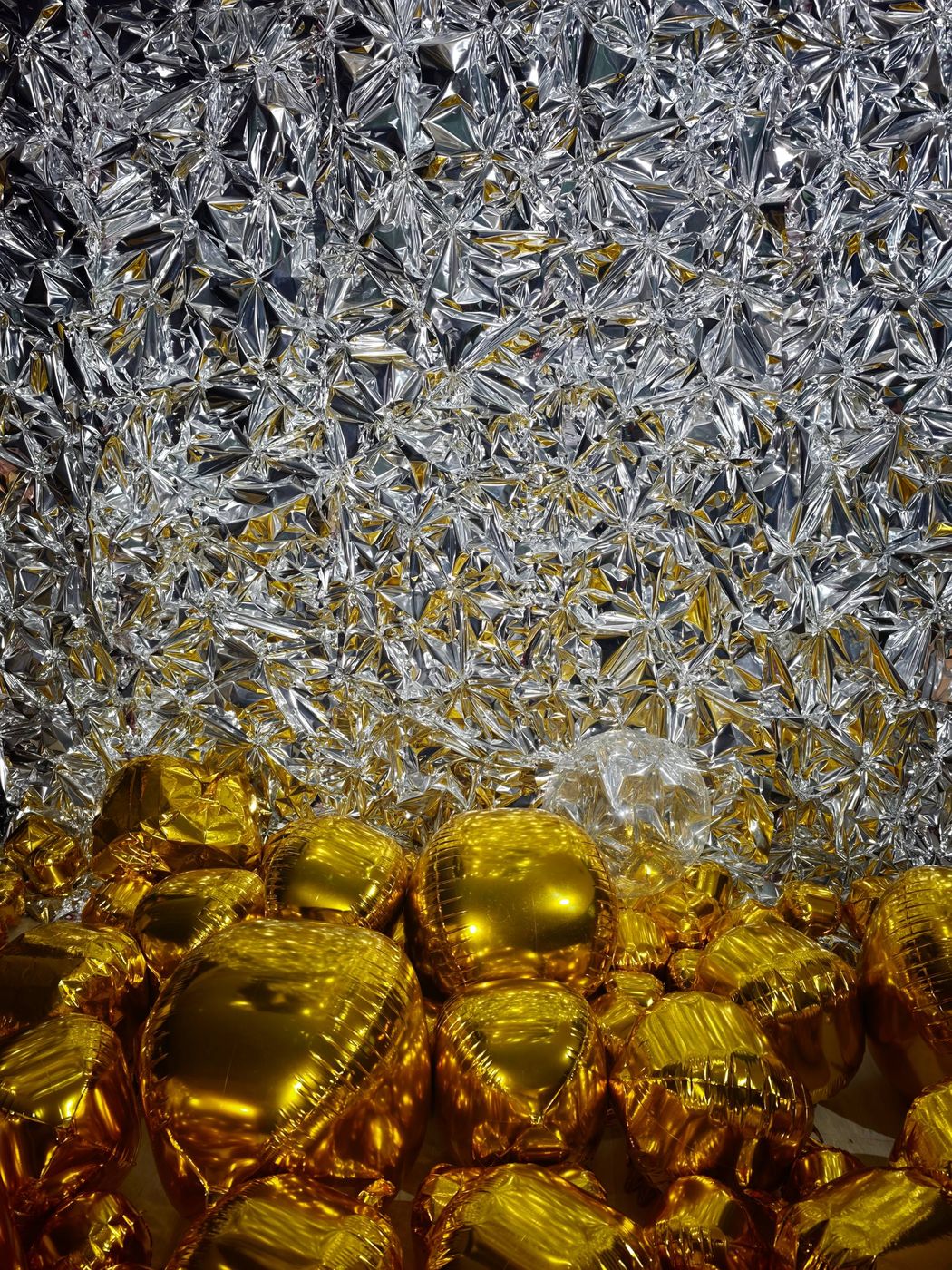 Silver Room — срібна стіна та золоті кулі
